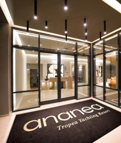 Ingresso elegante del resort Ananea Tropea con interni moderni e illuminazione sofisticata.
