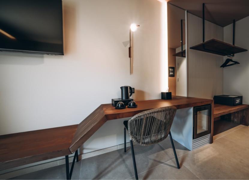 Elegante scrivania in legno con sedia, lampada e set per tè o caffè.